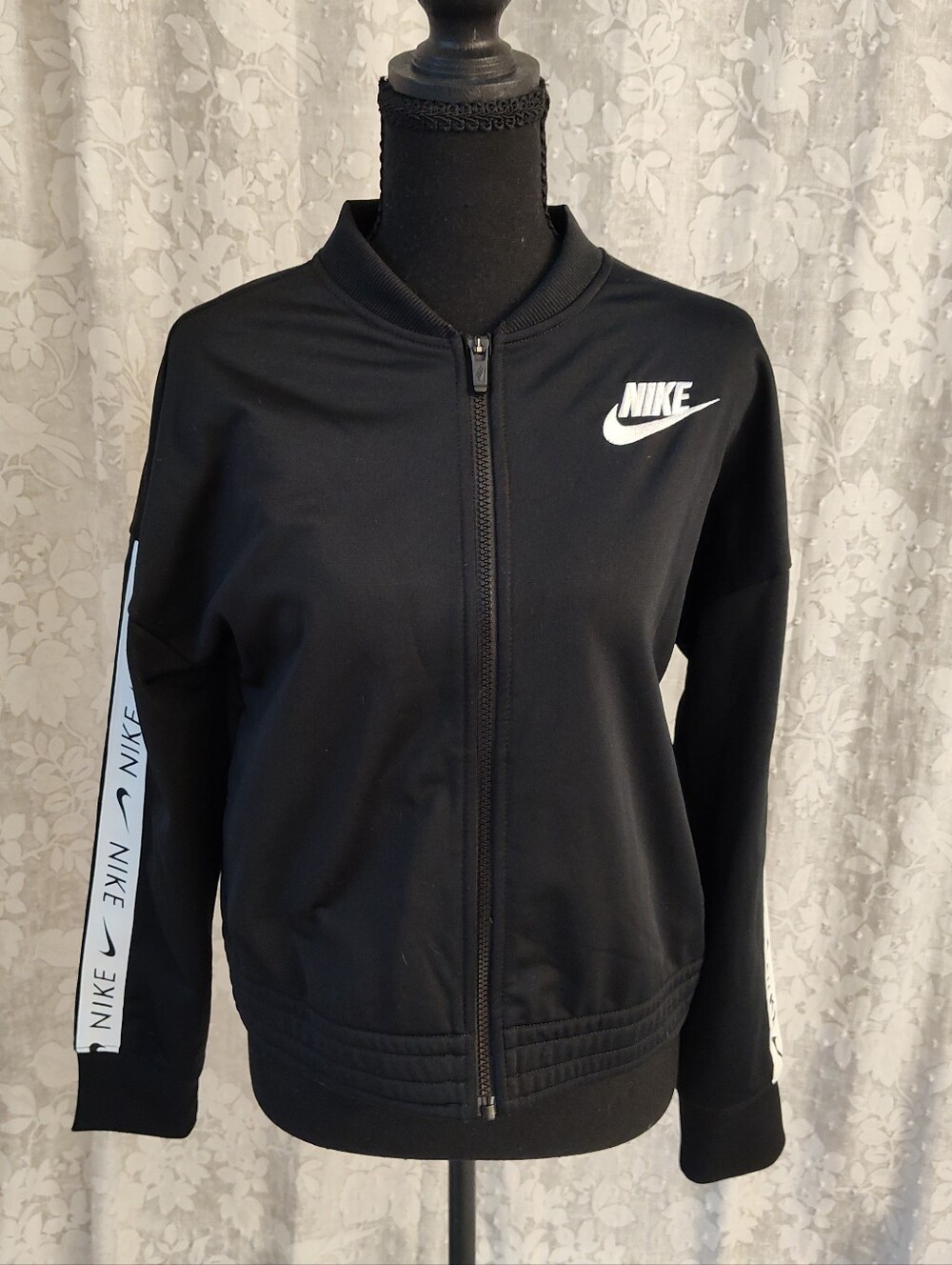 Nike Black Front Zip Lightweight Jacket. Girls Youth Size XL